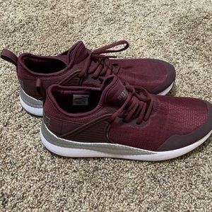 Women’s Puma tennis shoes